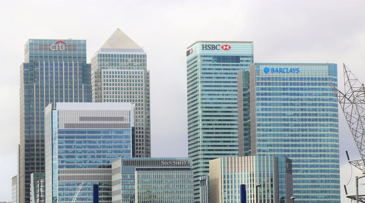 Modern skyline of Canary Wharf featuring iconic bank skyscrapers like HSBC and Barclays.